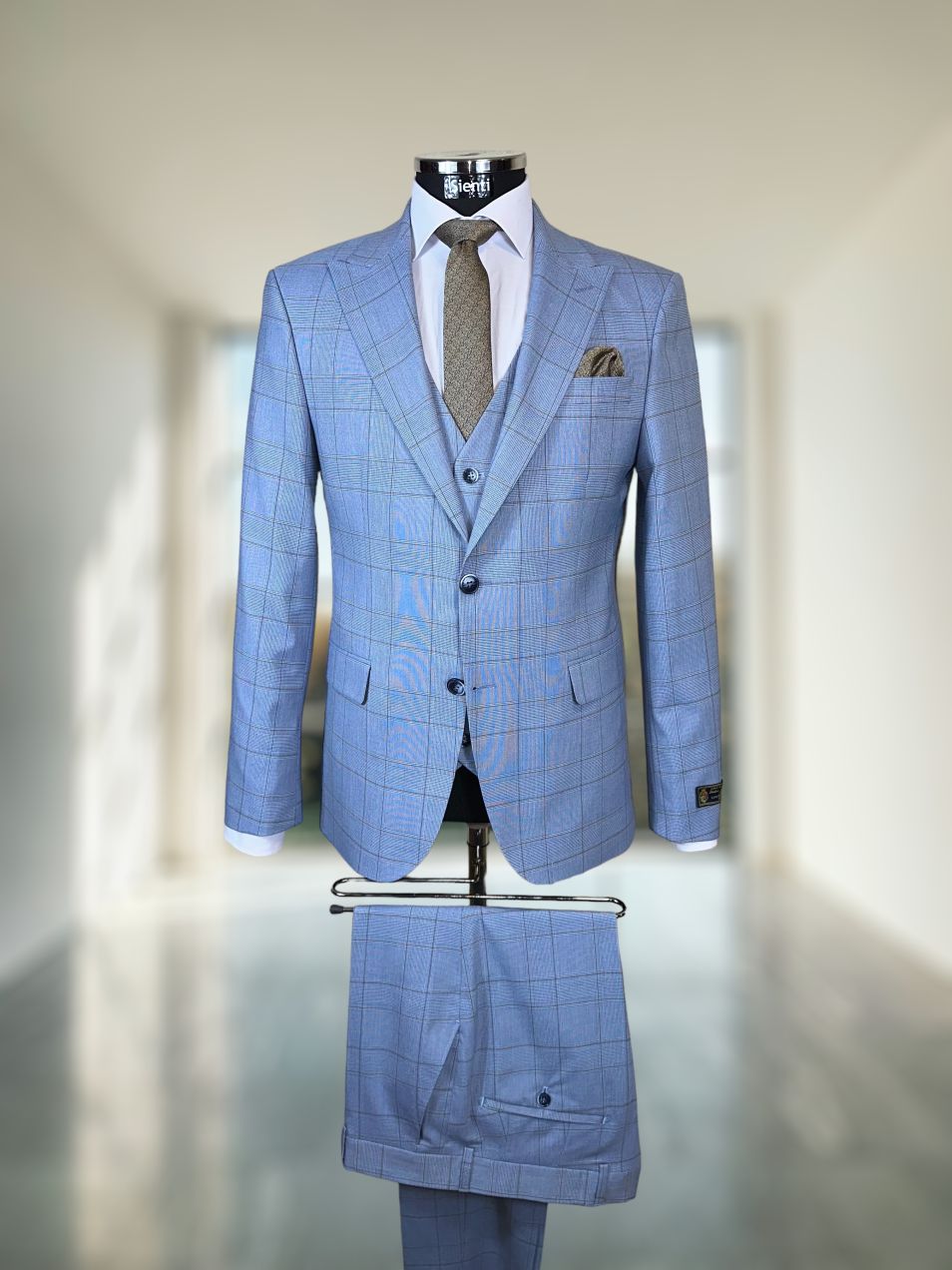 Costum albastru în carouri